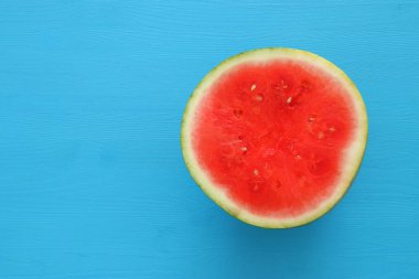 ahşap masa üzerinde taze dilimlenmiş karpuz