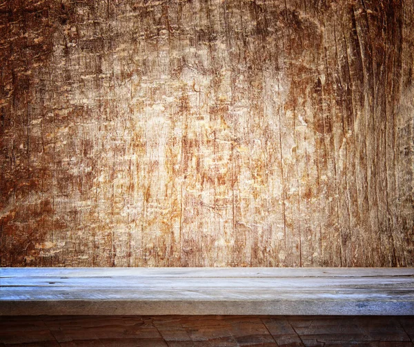 Grunge vintage mesa de madeira na frente de fundo de madeira velha — Fotografia de Stock