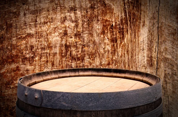 Зображення старого дубового винного бочки перед дерев'яним тлом — стокове фото