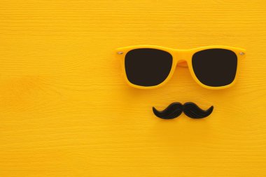 Babalar günü kavramı. Hipster sarı güneş gözlüğü ve komik bıyık