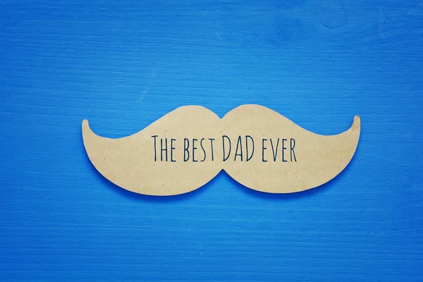 Fond en bois bleu et moustache en papier. concept de fête des pères — Photo