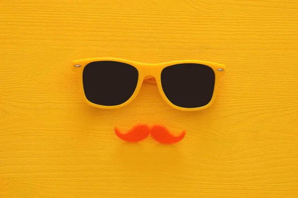 Le concept de la fête des pères. Lunettes de soleil Hipster jaune et drôle de moustache — Photo