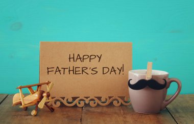 Oyuncak uçak ile kahve fincan. Babalar günü kavramı