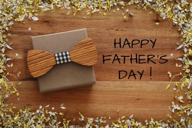 Üstten Görünüm görüntüsü hazır ayar kutusu ve ahşap papyon. Babalar günü kavramı