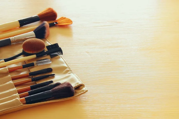 Set di pennelli per trucco professionali su tavolo in legno . — Foto Stock
