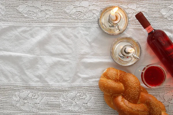 Imagem de shabbat. Pão, vinho e velas. Vista superior — Fotografia de Stock