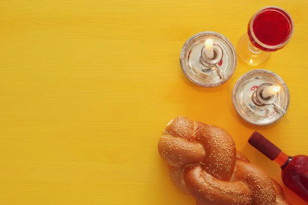 Imagem de shabbat. Pão, vinho e velas. Vista superior — Fotografia de Stock