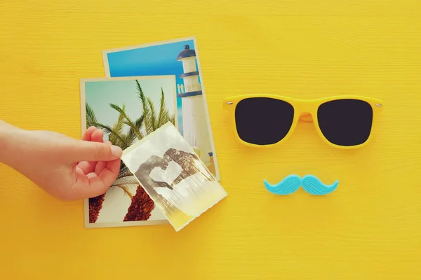 Concepto del día del padre. Gafas de sol Hipster amarillo y divertido bigote junto a las fotografías —  Fotos de Stock