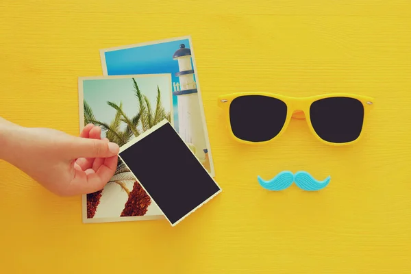 Óculos de sol amarelo Hipster e bigode engraçado ao lado de fotografias em branco — Fotografia de Stock