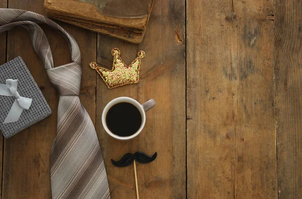 Gamla böcker, glitter krona, halsduk och kopp kaffe. Fars dag-konceptet — Stockfoto
