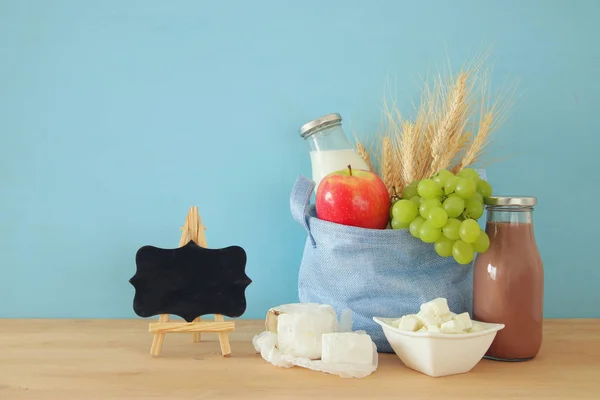 Café da manhã saudável ao lado de quadro-negro em mesa de madeira — Fotografia de Stock