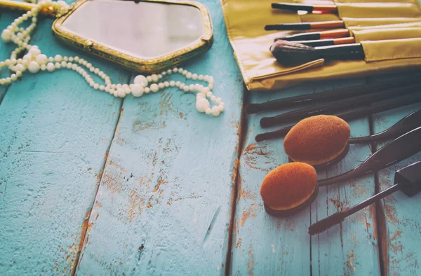 Набор профессиональных кистей для макияжа на деревянном столе — стоковое фото