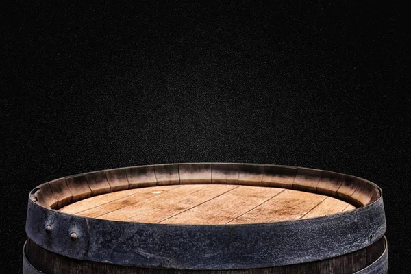 黒い背景の前に古いオーク材のワイン樽のイメージ — ストック写真