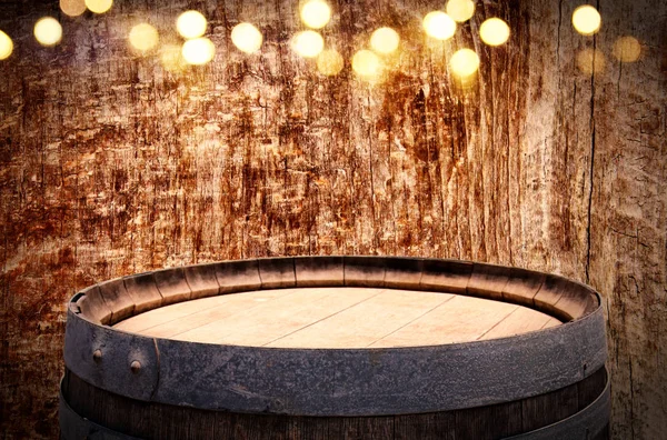 木製の背景の前に古いオーク材のワイン樽のイメージ — ストック写真