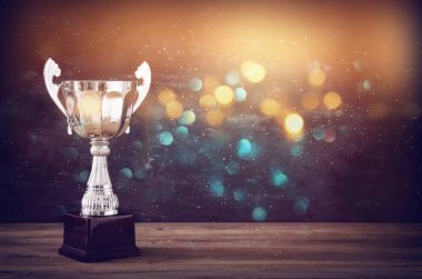düşük anahtar görüntü Trophy üzerinde ahşap masa ve koyu arka plan