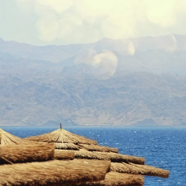 Tropikal deniz ve plaj şemsiye. Yaz seyahat ve tatil kavramı — Stok fotoğraf