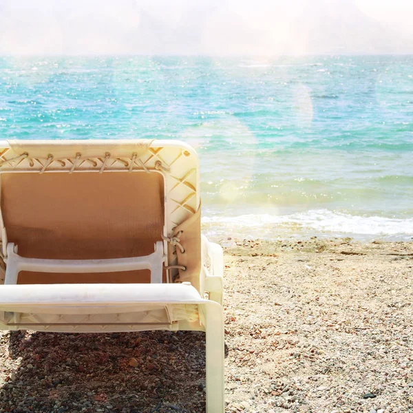 Tropiska havet stranden och chaise solstol. Sommar resor och semester koncept — Stockfoto