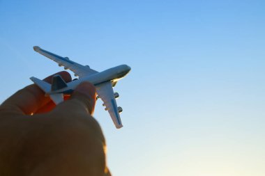 oyuncak uçak karşı günbatımı gökyüzü tutan adamın el yakın çekim