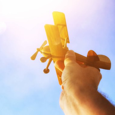 oyuncak uçak mavi gökyüzü karşı tutan adamın el yakın çekim