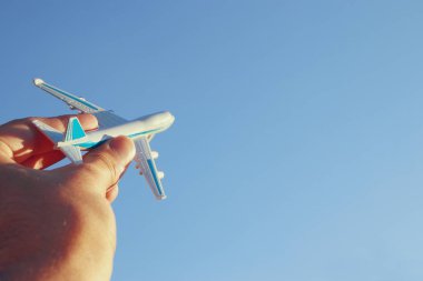 oyuncak uçak mavi gökyüzü karşı tutan adamın el yakın çekim