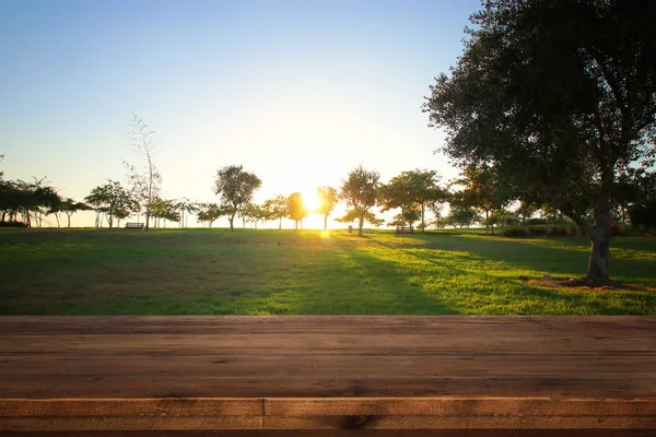 Пустой деревянный стол перед сказочным заходом солнца — стоковое фото