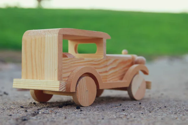 야외 공원에서에서도 오래 된 나무로 되는 장난감 자동차 — 스톡 사진
