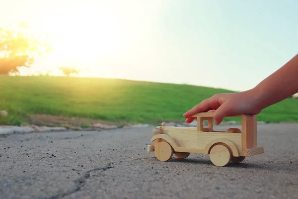 小孩在玩户外在公园的道路上的木制玩具车 — 图库照片