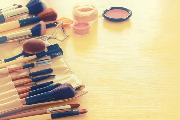 Набор профессиональных кистей для макияжа на деревянном столе . — стоковое фото