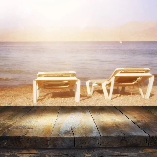 Antigua mesa vacía frente al mar tropical y la playa. Útil para montaje en pantalla de producto —  Fotos de Stock