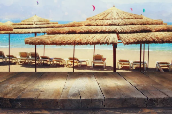 Tomma gamla bord framför tropiska havet och stranden. Användbar för produkt displayen montage — Stockfoto
