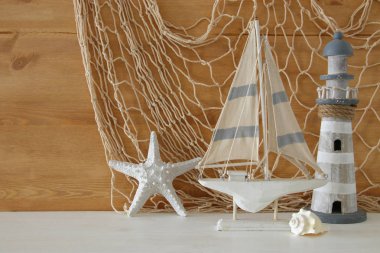 Ahşap masa deniz yaşam tarzı nesnelerle deniz kavramı. Üstten Görünüm