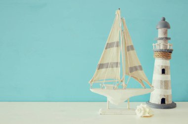 Ahşap masa deniz yaşam tarzı nesnelerle deniz kavramı. Üstten Görünüm