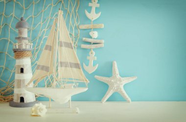 Ahşap masa deniz yaşam tarzı nesnelerle deniz kavramı. Üstten Görünüm.