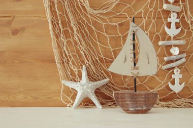 Ahşap masa deniz yaşam tarzı nesnelerle deniz kavramı. Üstten Görünüm