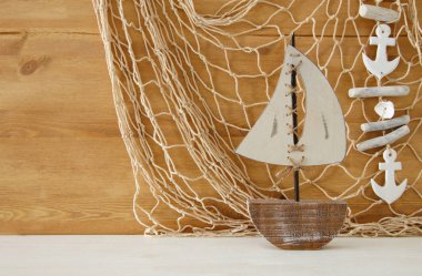 Ahşap masa deniz yaşam tarzı nesnelerle deniz kavramı. Üstten Görünüm