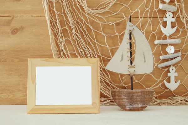 Nautische concept met sea life style-objecten op houten tafel. Bovenaanzicht — Stockfoto