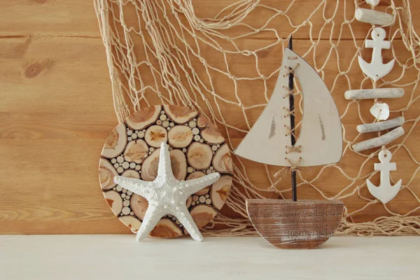 Concetto nautico con oggetti in stile Sea Life sul tavolo in legno. Vista dall'alto — Foto Stock