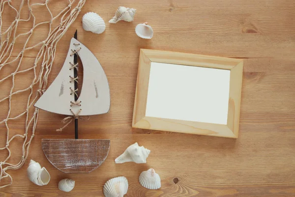 Nautisches Konzept mit Sea Life Style Objekten auf Holztisch. Ansicht von oben. — Stockfoto