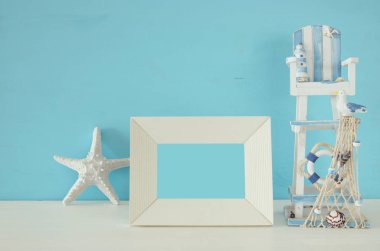 Ahşap masa deniz yaşam tarzı nesnelerle deniz kavramı