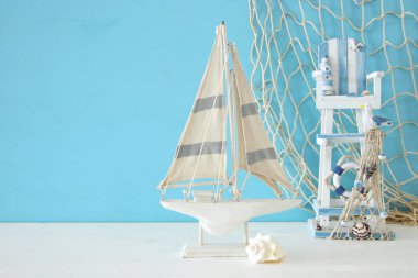 Ahşap masa deniz yaşam tarzı nesnelerle deniz kavramı