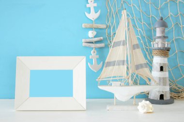 Ahşap masa deniz yaşam tarzı nesnelerle deniz kavramı