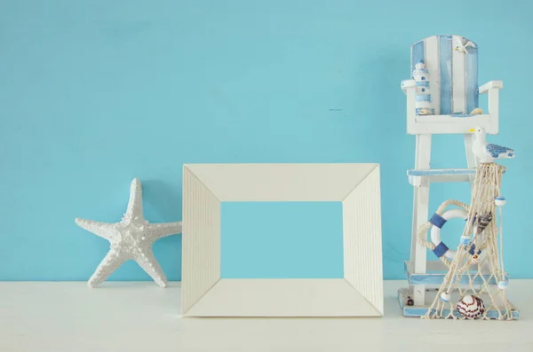 Nautische concept met sea life style-objecten op houten tafel — Stockfoto