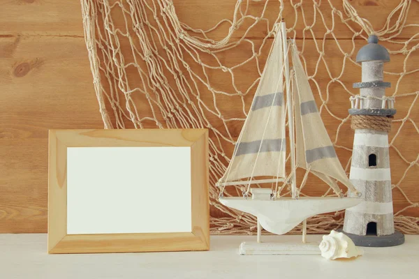 木製のテーブル上の海ライフ スタイル オブジェクトと航海のコンセプト — ストック写真