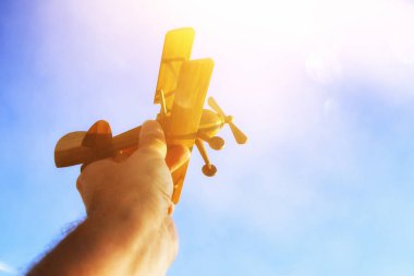 oyuncak uçak mavi gökyüzü karşı tutan adamın el yakın çekim