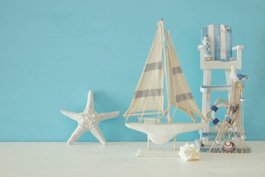 Ahşap masa deniz yaşam tarzı nesnelerle deniz kavramı