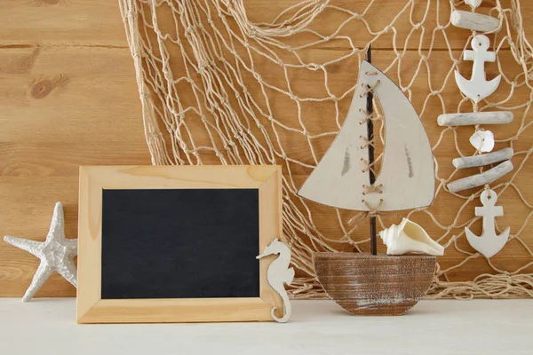 Nautische concept met sea life style-objecten op houten tafel. — Stockfoto