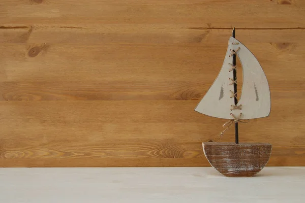 Concetto nautico con oggetti in stile mare su tavola di legno — Foto Stock