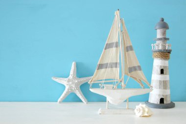 Ahşap masa deniz yaşam tarzı nesnelerle deniz kavramı.