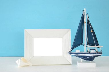 Ahşap masa deniz yaşam tarzı nesnelerle deniz kavramı