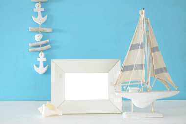 Ahşap masa deniz yaşam tarzı nesnelerle deniz kavramı